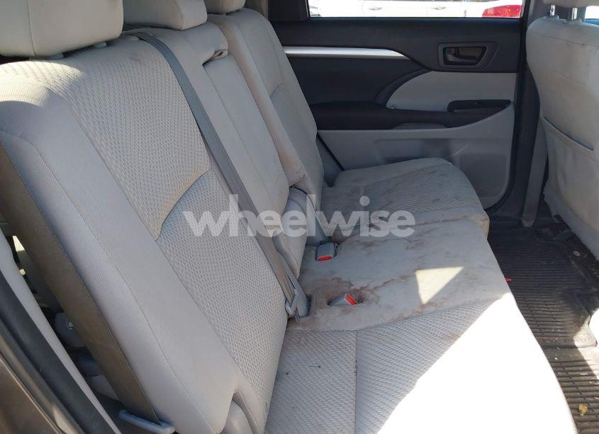 Photo 8 of 2016 Toyota Highlander LE V6 (VIN 5TDBKRFH7GS247964)