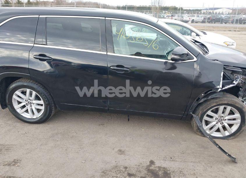 Photo 13 of 2016 Toyota Highlander LE V6 (VIN 5TDBKRFH7GS272380)