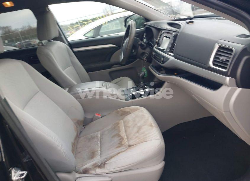 Photo 5 of 2016 Toyota Highlander LE V6 (VIN 5TDBKRFH7GS272380)