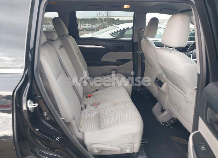 Photo 8 of 2016 Toyota Highlander LE V6 (VIN 5TDBKRFH7GS272380)