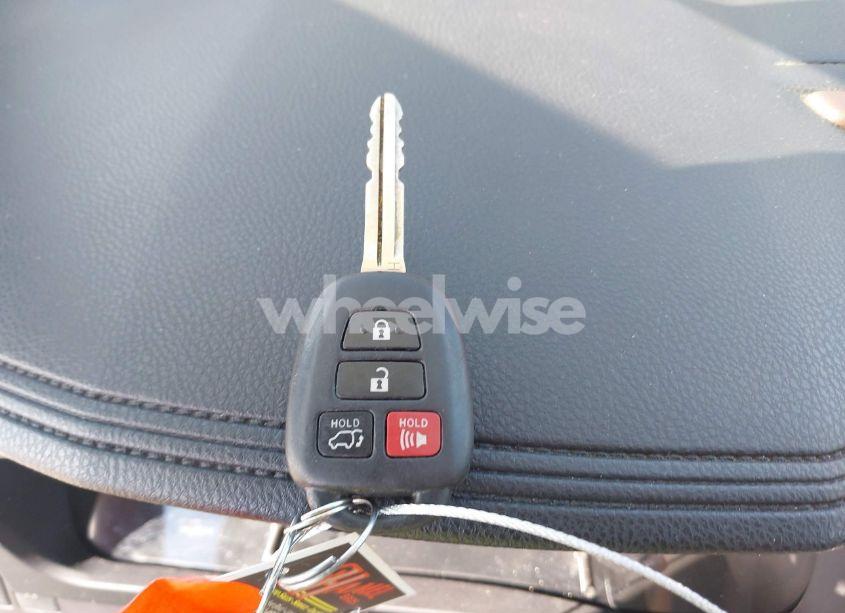 Photo 11 of 2016 Toyota Highlander LE PLUS V6 (VIN 5TDBKRFH7GS320847)