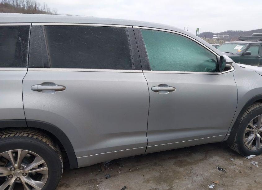Photo 13 of 2015 Toyota Highlander LE PLUS V6 (VIN 5TDBKRFH8FS173680)