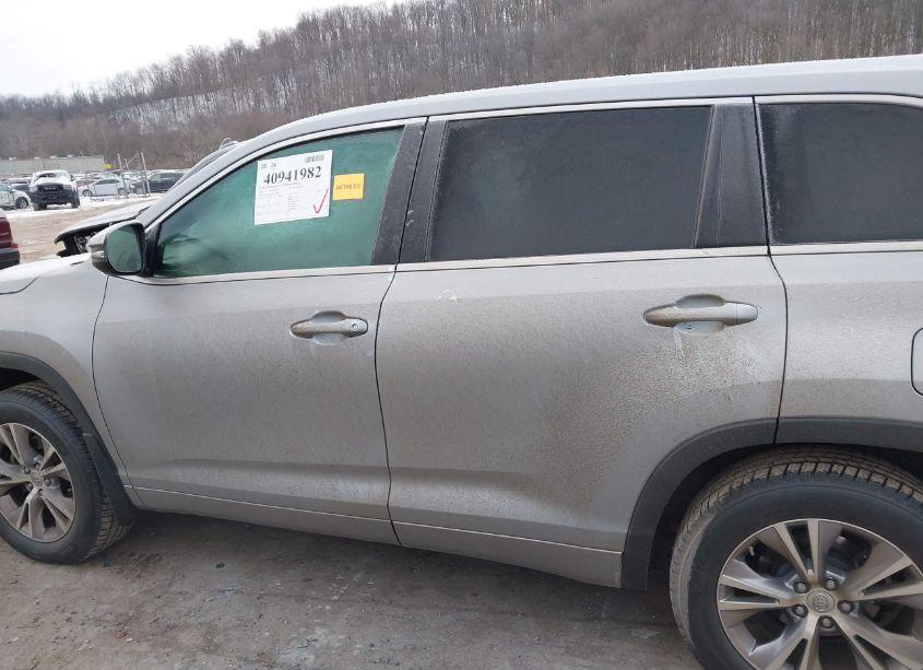 Photo 14 of 2015 Toyota Highlander LE PLUS V6 (VIN 5TDBKRFH8FS173680)