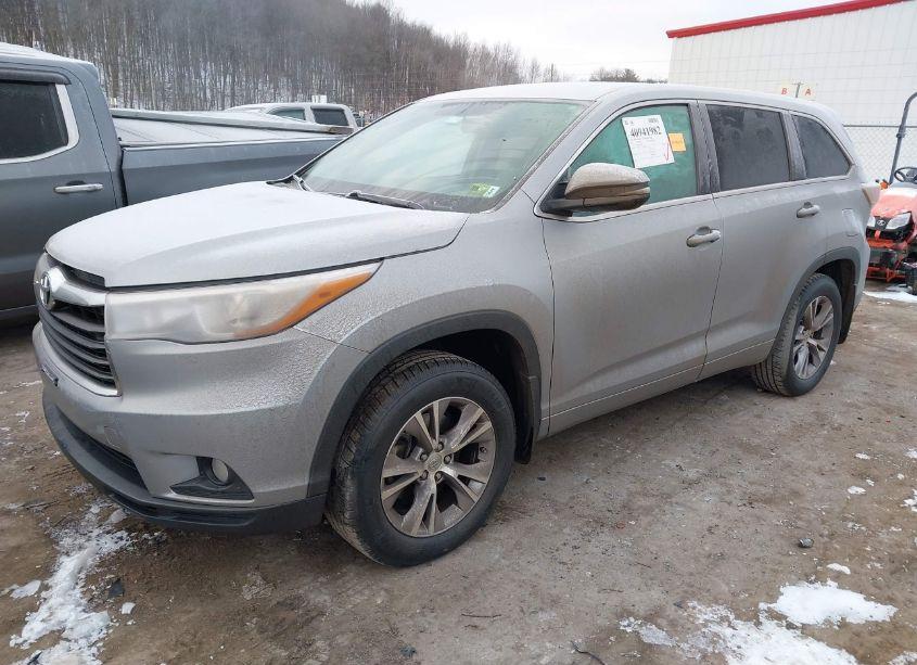 Photo 2 of 2015 Toyota Highlander LE PLUS V6 (VIN 5TDBKRFH8FS173680)