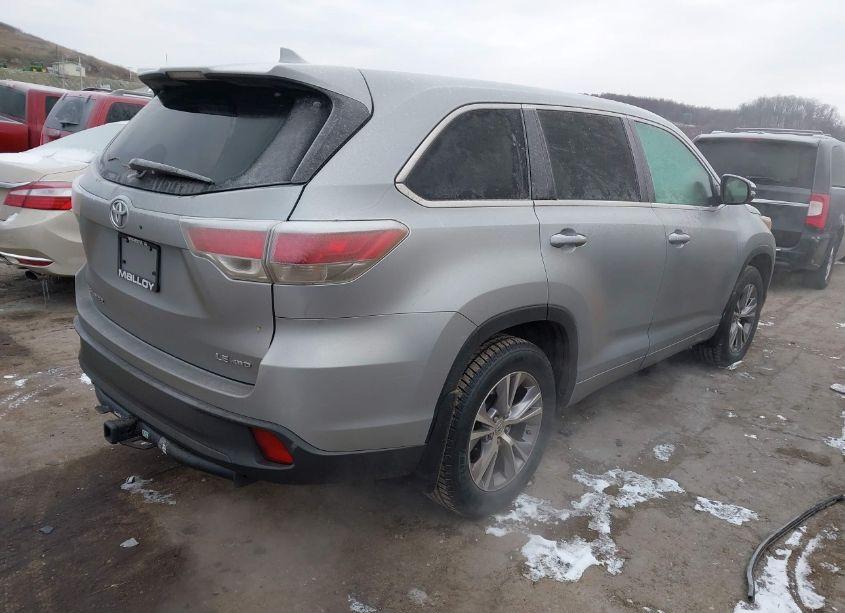 Photo 4 of 2015 Toyota Highlander LE PLUS V6 (VIN 5TDBKRFH8FS173680)