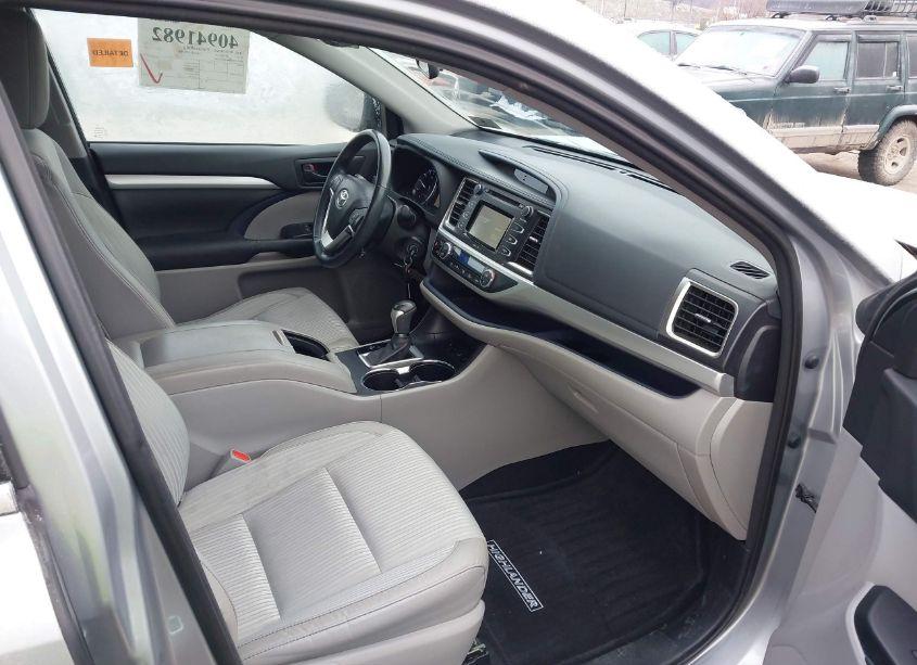 Photo 5 of 2015 Toyota Highlander LE PLUS V6 (VIN 5TDBKRFH8FS173680)