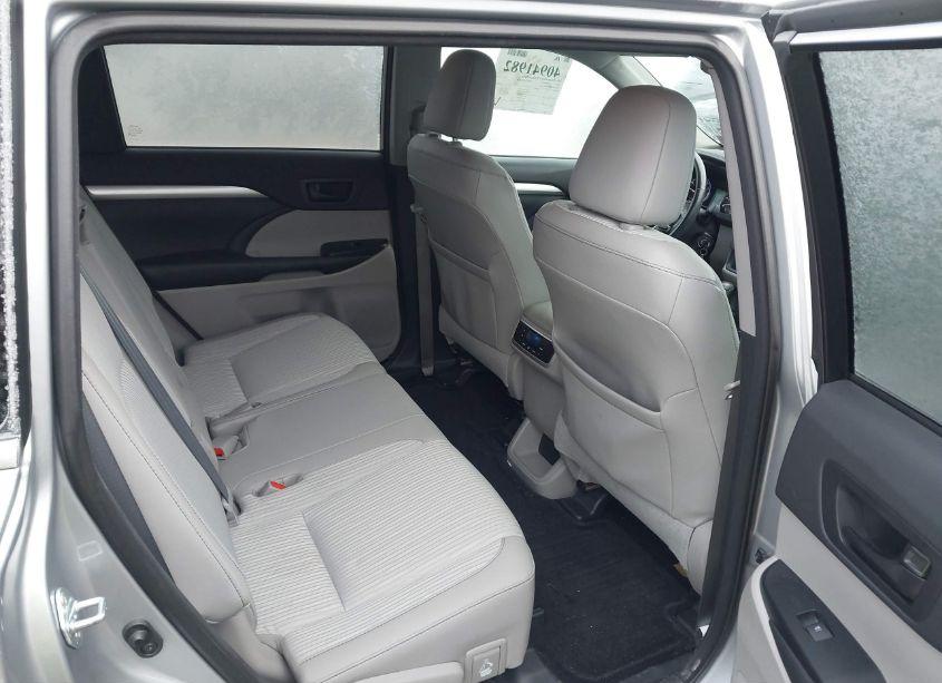 Photo 8 of 2015 Toyota Highlander LE PLUS V6 (VIN 5TDBKRFH8FS173680)