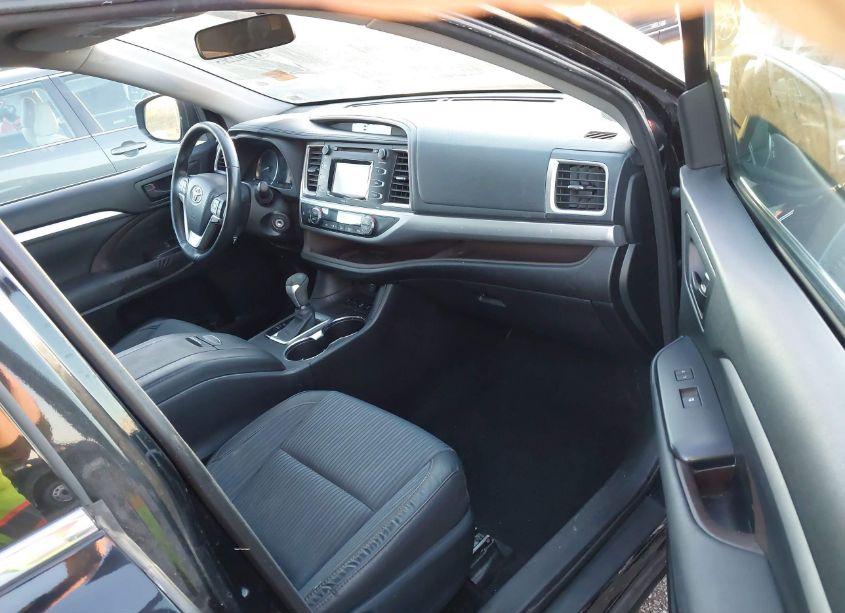 Photo 5 of 2015 Toyota Highlander LE PLUS V6 (VIN 5TDBKRFH8FS191029)