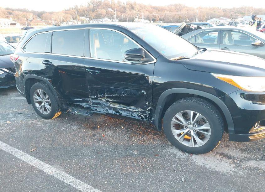Photo 6 of 2015 Toyota Highlander LE PLUS V6 (VIN 5TDBKRFH8FS191029)