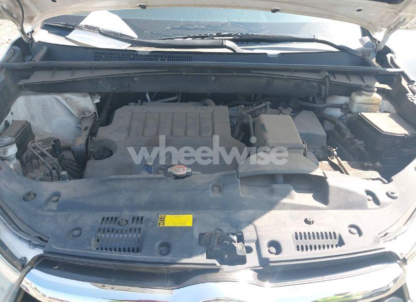 Photo 10 of 2016 Toyota Highlander LE V6 (VIN 5TDBKRFH8GS281511)