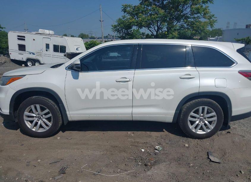 Photo 14 of 2016 Toyota Highlander LE V6 (VIN 5TDBKRFH8GS281511)