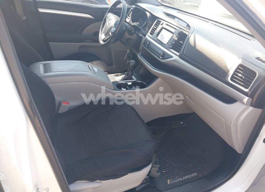 Photo 5 of 2016 Toyota Highlander LE V6 (VIN 5TDBKRFH8GS281511)