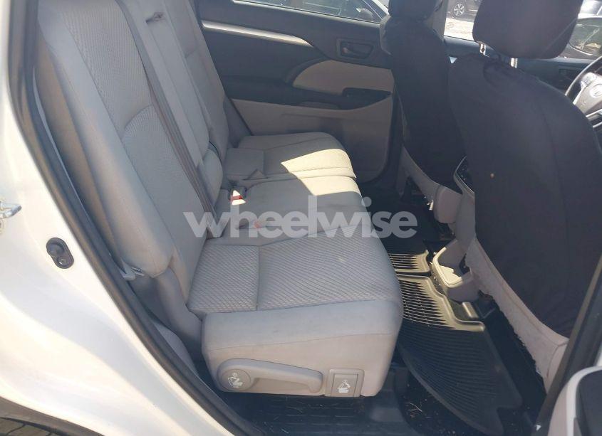 Photo 8 of 2016 Toyota Highlander LE V6 (VIN 5TDBKRFH8GS281511)