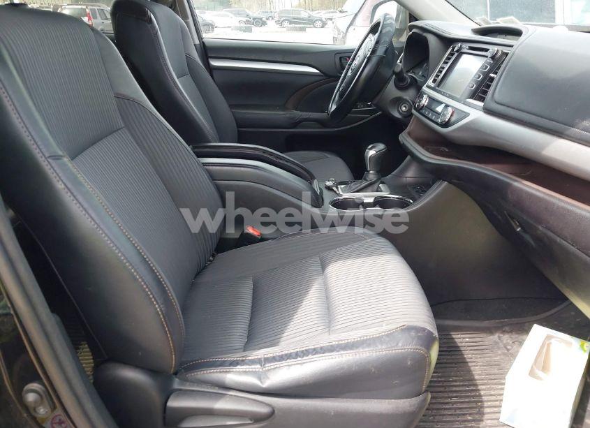 Photo 5 of 2016 Toyota Highlander LE PLUS V6 (VIN 5TDBKRFH8GS311171)