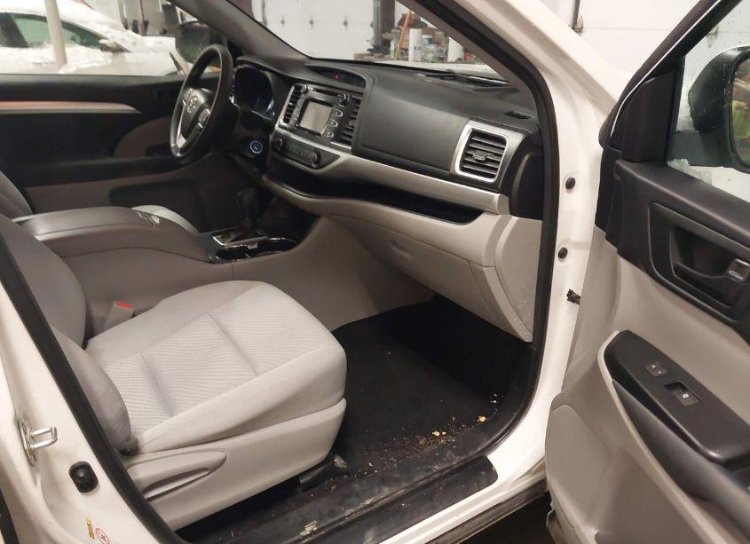 Photo 5 of 2014 Toyota Highlander LE V6 (VIN 5TDBKRFH9ES058259)