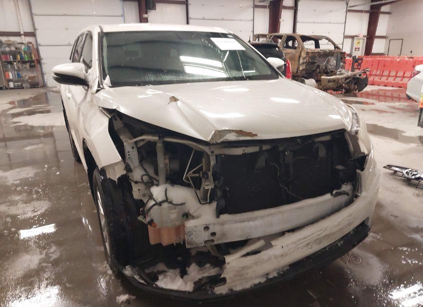 Photo 6 of 2014 Toyota Highlander LE V6 (VIN 5TDBKRFH9ES058259)