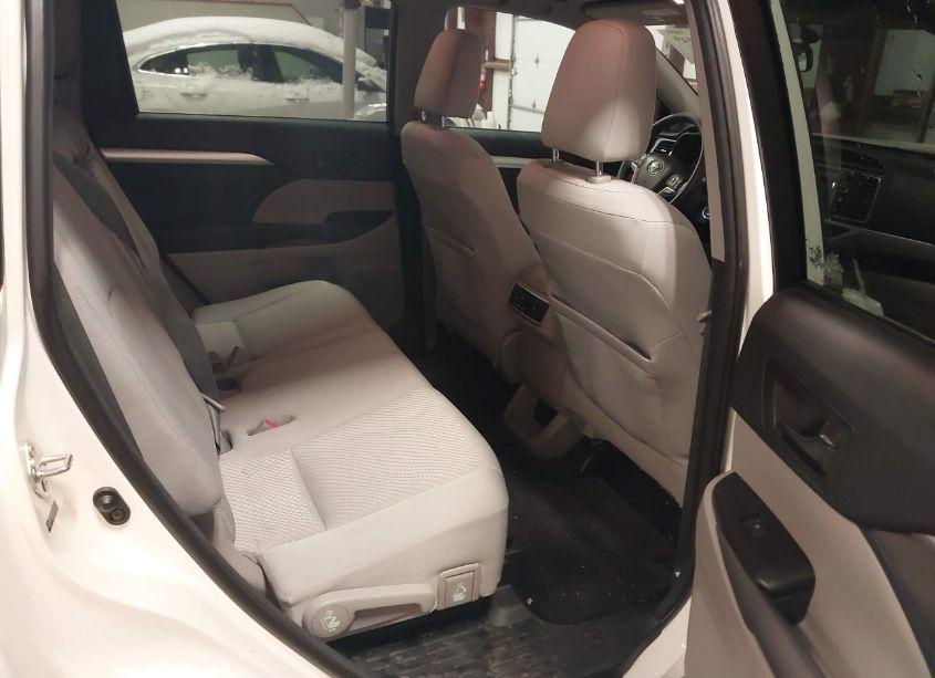 Photo 8 of 2014 Toyota Highlander LE V6 (VIN 5TDBKRFH9ES058259)