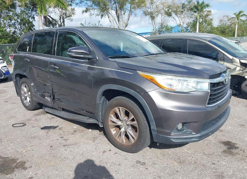 2015 Toyota Highlander LE PLUS V6 (VIN 5TDBKRFH9FS154118) main photo