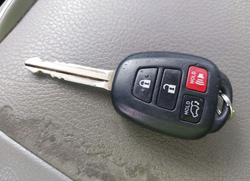 Photo 11 of 2015 Toyota Highlander LE PLUS V6 (VIN 5TDBKRFH9FS154118)