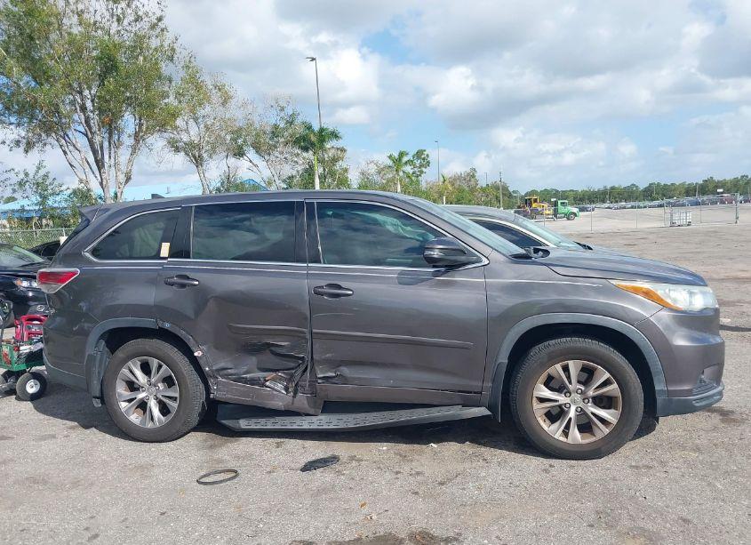 Photo 13 of 2015 Toyota Highlander LE PLUS V6 (VIN 5TDBKRFH9FS154118)