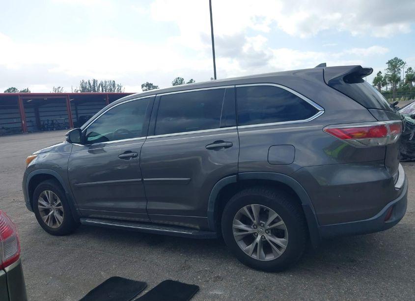 Photo 14 of 2015 Toyota Highlander LE PLUS V6 (VIN 5TDBKRFH9FS154118)