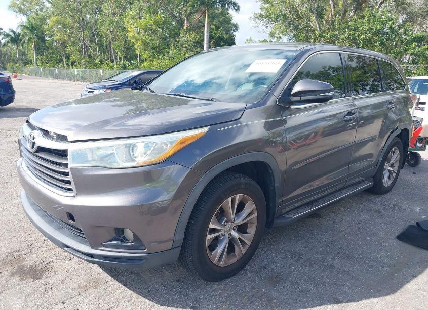 Photo 2 of 2015 Toyota Highlander LE PLUS V6 (VIN 5TDBKRFH9FS154118)