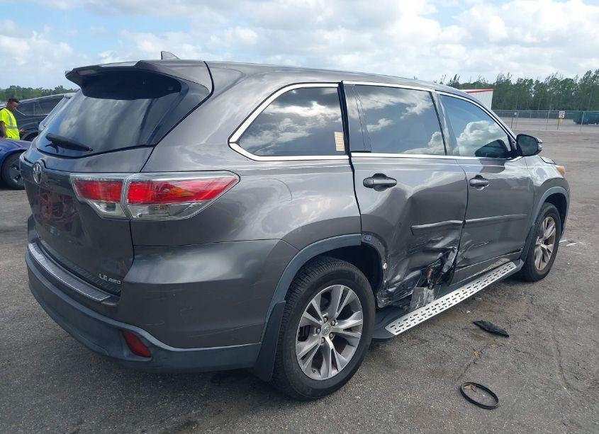 Photo 4 of 2015 Toyota Highlander LE PLUS V6 (VIN 5TDBKRFH9FS154118)