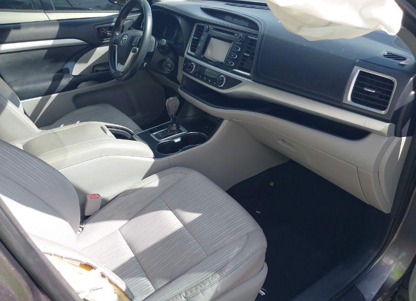 Photo 5 of 2015 Toyota Highlander LE PLUS V6 (VIN 5TDBKRFH9FS154118)