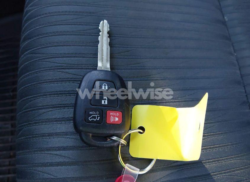 Photo 11 of 2016 Toyota Highlander LE PLUS V6 (VIN 5TDBKRFH9GS319084)