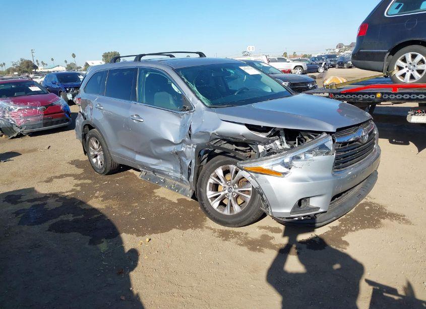 2016 Toyota Highlander LE PLUS V6 (VIN 5TDBKRFH9GS355423) main photo