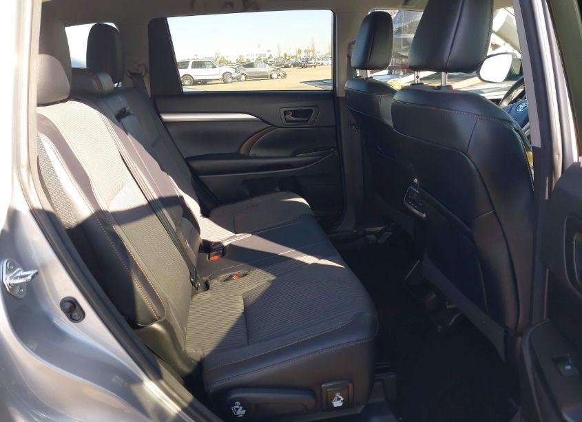 Photo 8 of 2016 Toyota Highlander LE PLUS V6 (VIN 5TDBKRFH9GS355423)