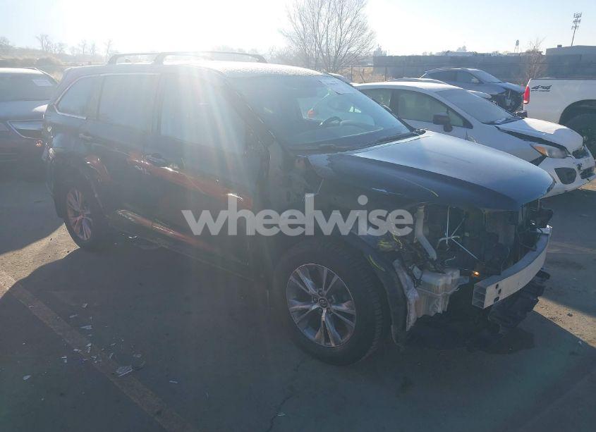 2016 Toyota Highlander LE PLUS V6 (VIN 5TDBKRFHXGS327730) main photo