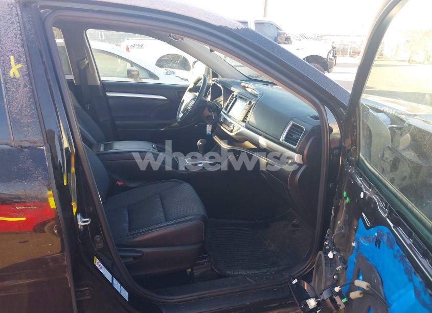 Photo 5 of 2016 Toyota Highlander LE PLUS V6 (VIN 5TDBKRFHXGS327730)