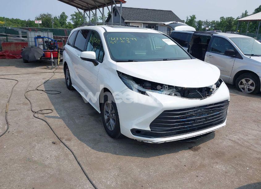 2022 Toyota Sienna LE (VIN 5TDBRKEC0NS087867) main photo