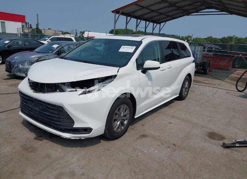 Photo 2 of 2022 Toyota Sienna LE (VIN 5TDBRKEC0NS087867)