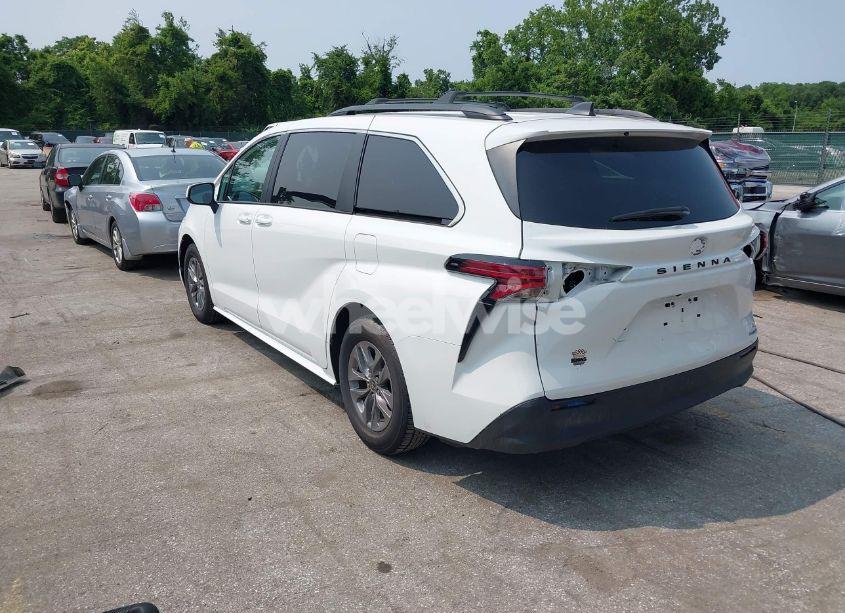 Photo 3 of 2022 Toyota Sienna LE (VIN 5TDBRKEC0NS087867)