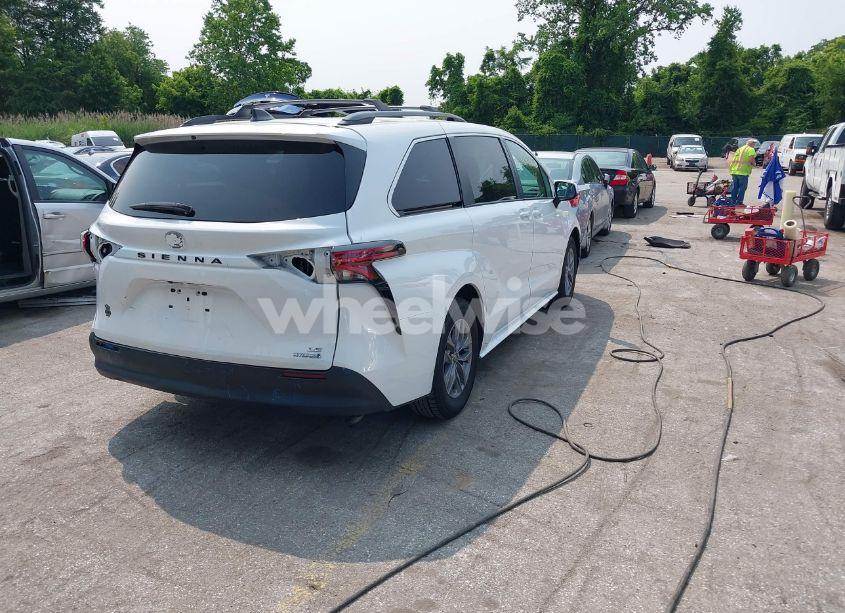 Photo 4 of 2022 Toyota Sienna LE (VIN 5TDBRKEC0NS087867)