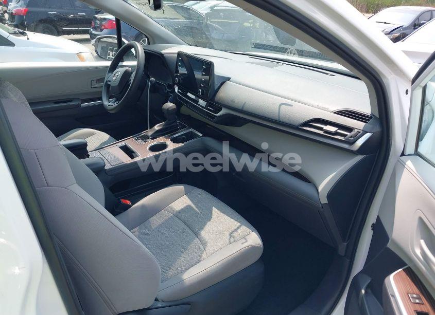 Photo 5 of 2022 Toyota Sienna LE (VIN 5TDBRKEC0NS087867)