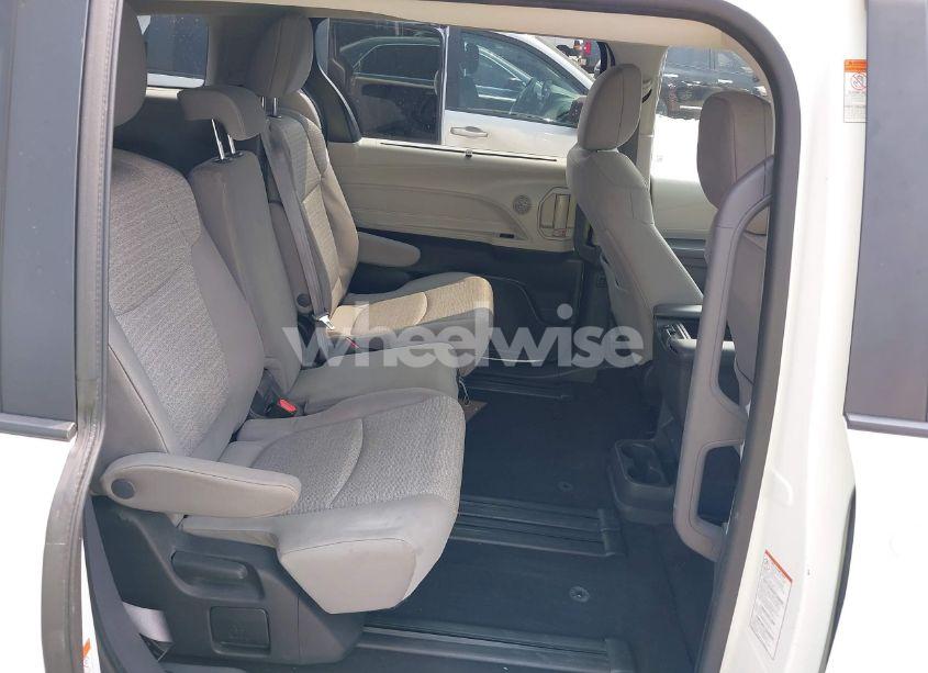 Photo 8 of 2022 Toyota Sienna LE (VIN 5TDBRKEC0NS087867)