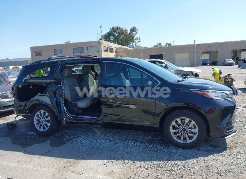 Photo 14 of 2022 Toyota Sienna LE (VIN 5TDBRKEC0NS102741)