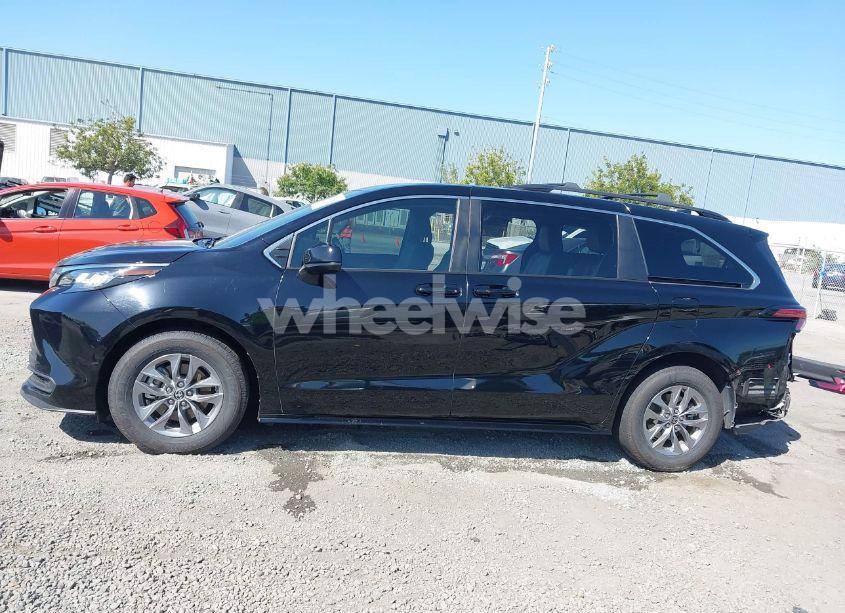 Photo 15 of 2022 Toyota Sienna LE (VIN 5TDBRKEC0NS102741)