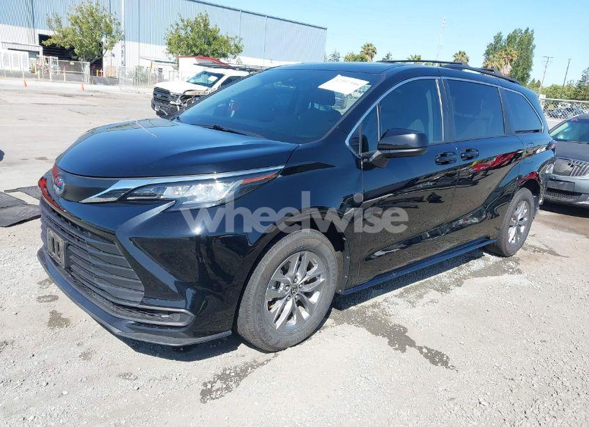 Photo 2 of 2022 Toyota Sienna LE (VIN 5TDBRKEC0NS102741)