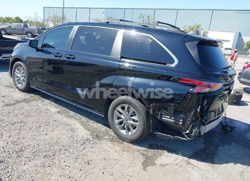Photo 3 of 2022 Toyota Sienna LE (VIN 5TDBRKEC0NS102741)