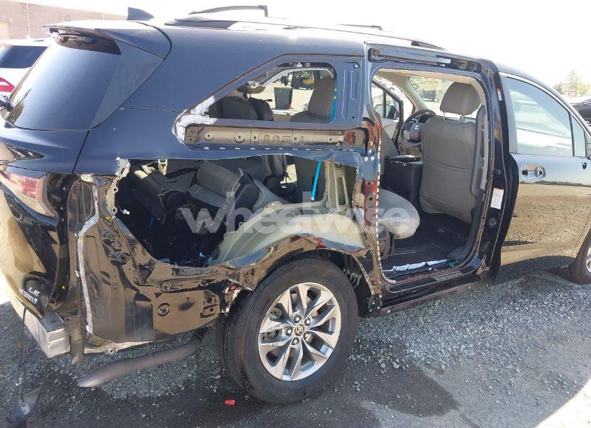 Photo 6 of 2022 Toyota Sienna LE (VIN 5TDBRKEC0NS102741)