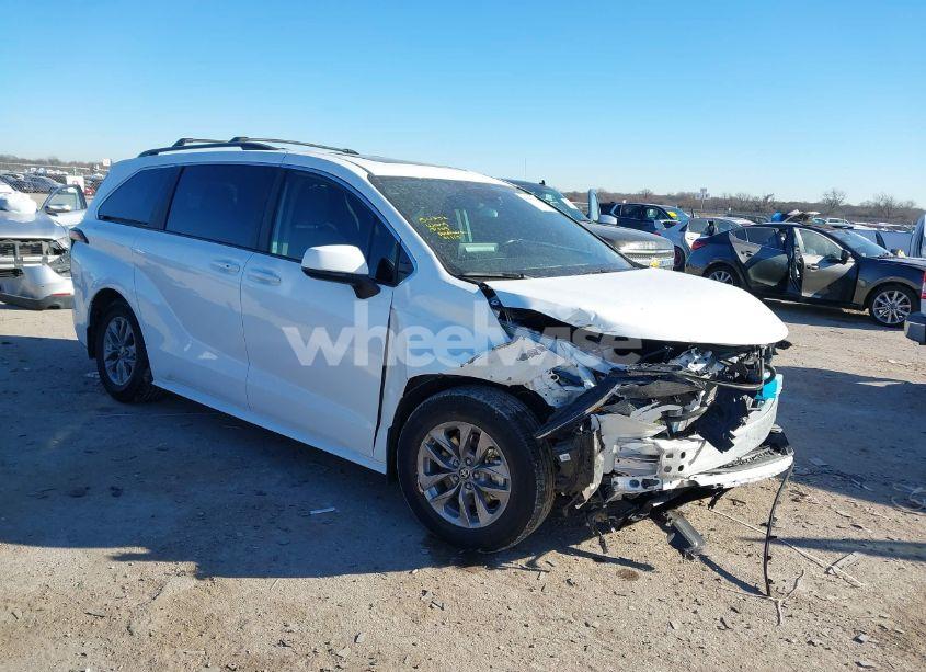 2024 Toyota Sienna LE (VIN 5TDBRKEC0RS217006) main photo