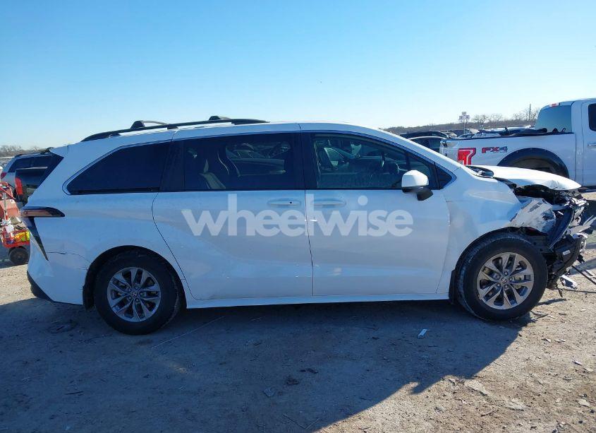 Photo 13 of 2024 Toyota Sienna LE (VIN 5TDBRKEC0RS217006)