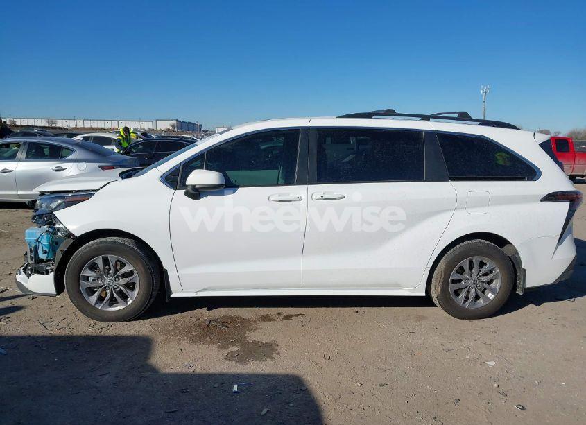 Photo 14 of 2024 Toyota Sienna LE (VIN 5TDBRKEC0RS217006)