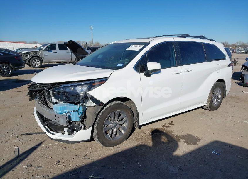 Photo 2 of 2024 Toyota Sienna LE (VIN 5TDBRKEC0RS217006)