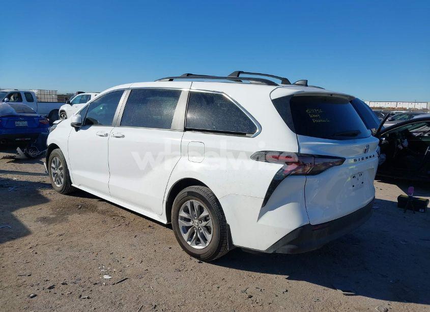 Photo 3 of 2024 Toyota Sienna LE (VIN 5TDBRKEC0RS217006)