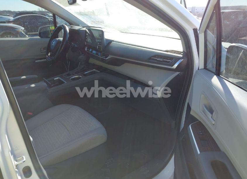 Photo 5 of 2024 Toyota Sienna LE (VIN 5TDBRKEC0RS217006)